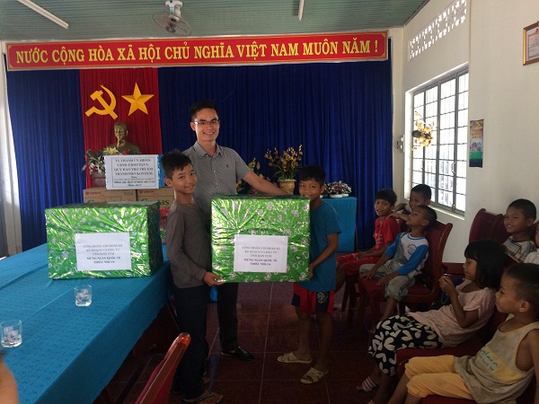 Công đoàn - Chi đoàn TN Sở Kế hoạch và Đầu tư thăm và tặng quà cho các em thiếu nhi tại Trung tâm Công tác xã hội thành phố Kon Tum